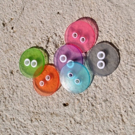 6 priesvitných farebných plastových gombíkov